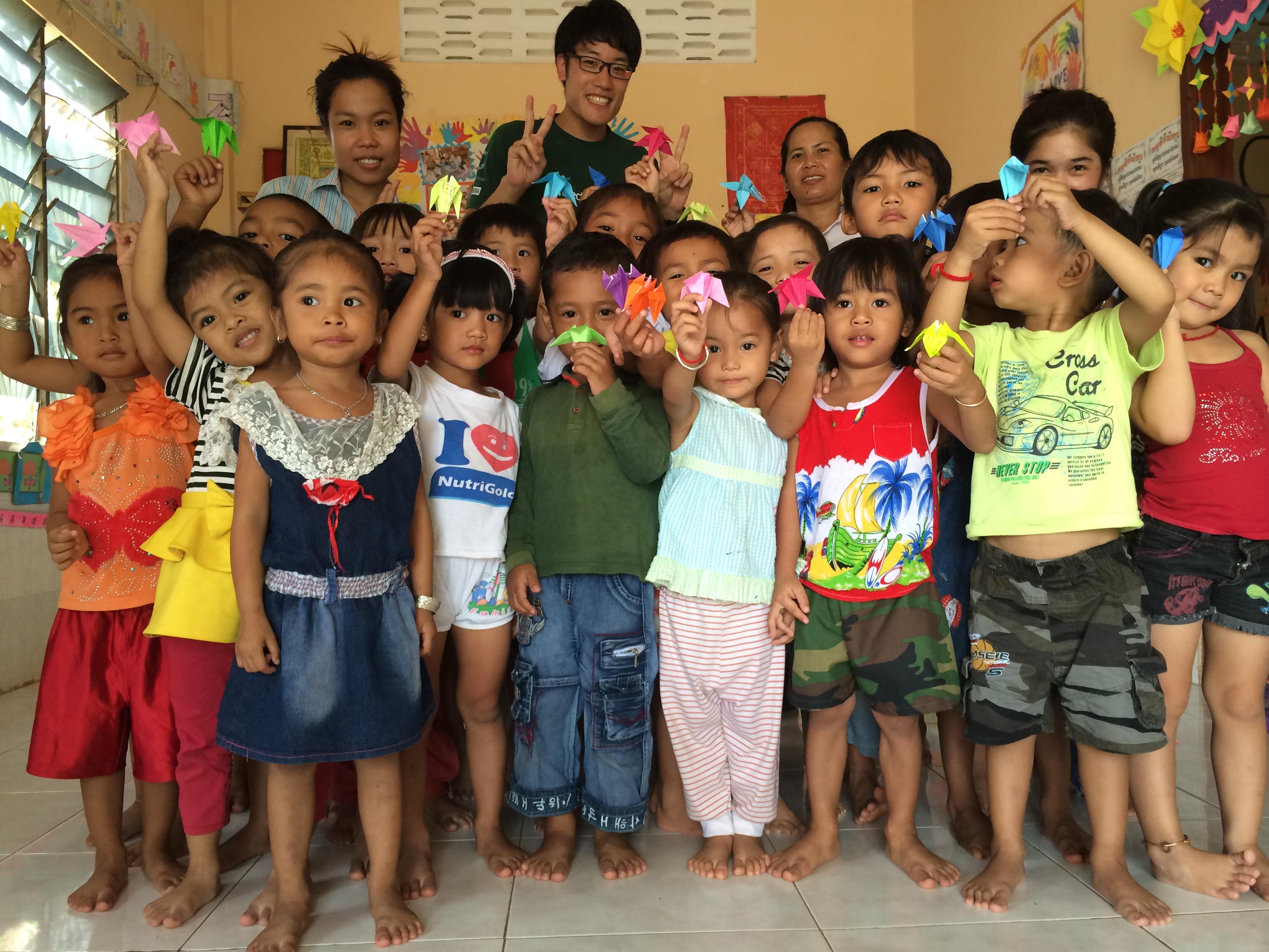 As part of his service learning project for middle school students in Cambodia, a Projects Abroad volunteer works at a kindergarten. Part of the Experiential Learning model in Cambodia for middle school students, is for students to help in kindergartens.